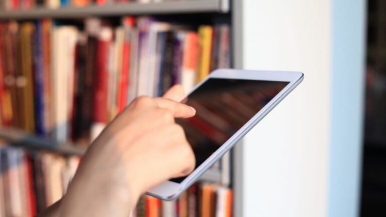 Symbolbild User mit Tablet in einer Bücherei
