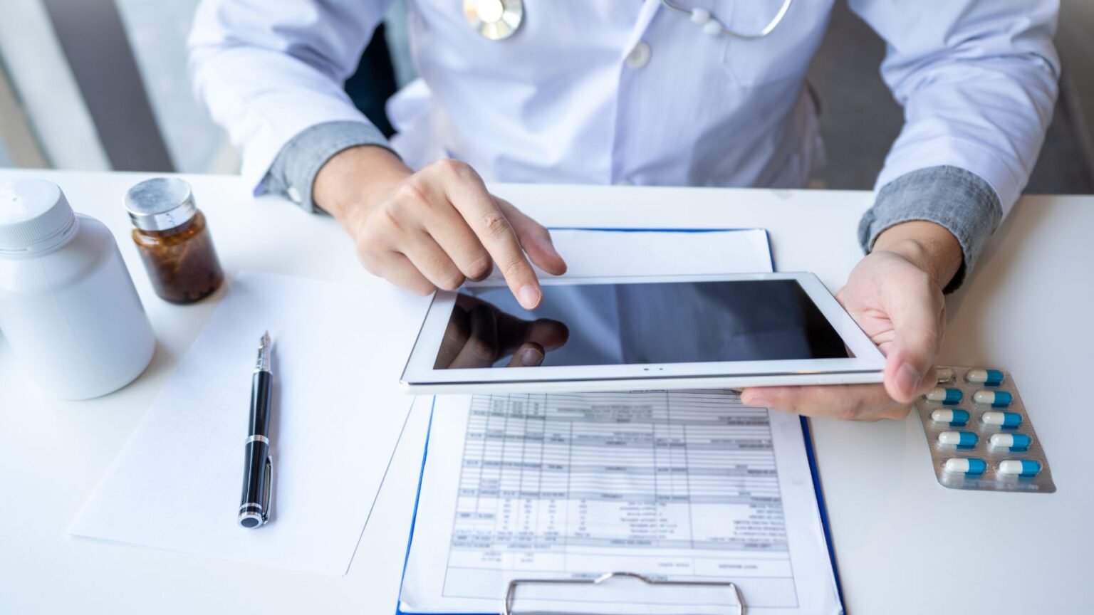 Gesundheitsdaten sicher speichern - Arzt, der Gesundheitsdaten eingibt