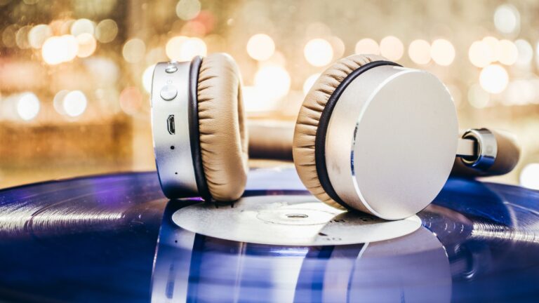 Schallplatte und Kopfhörer