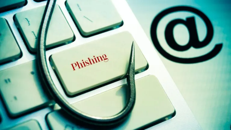 Symbolbild Phishing – Haken auf Tastatur mit E-Mail-Symbol