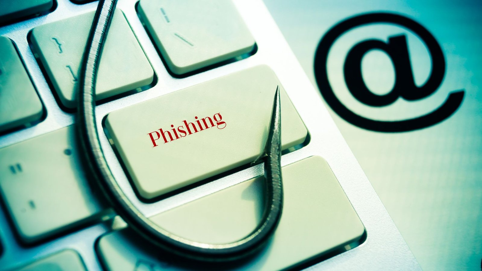 Symbolbild Phishing – Haken auf Tastatur mit E-Mail-Symbol