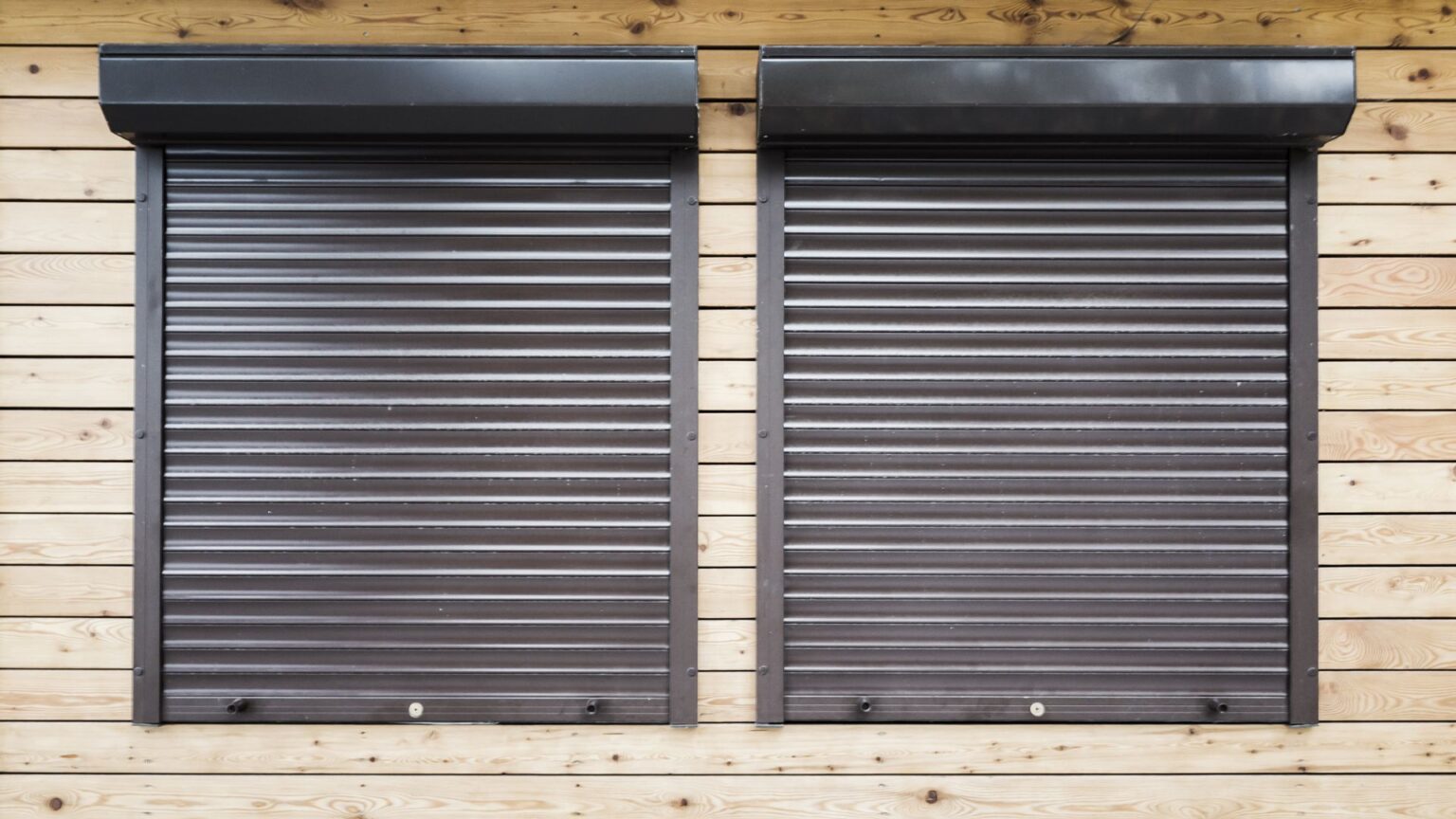 2 Fenster mit Rollladen