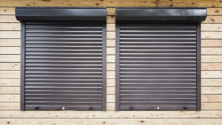 2 Fenster mit Rollladen