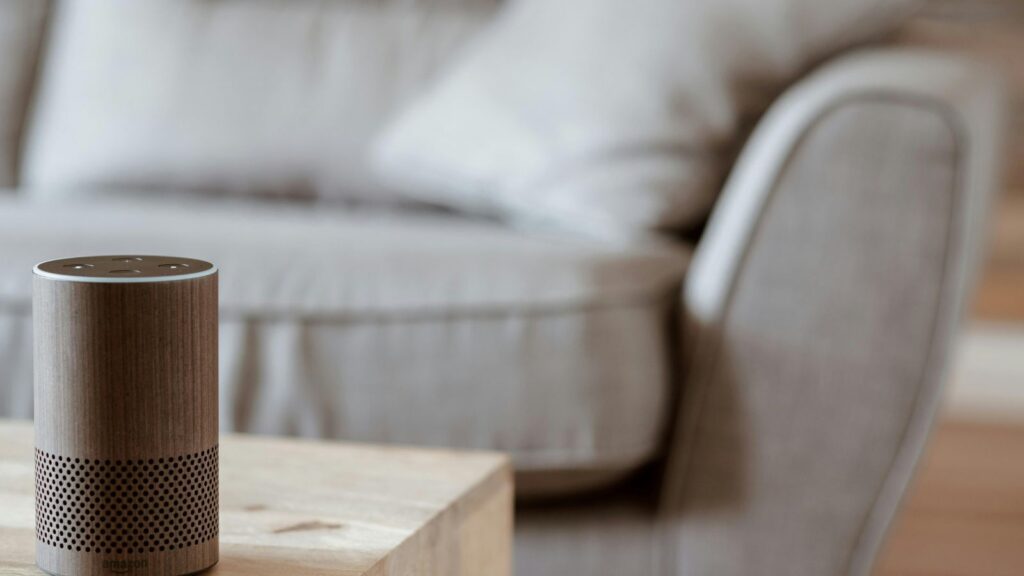 Smart Speaker (Alexa) auf Wohnzimmertisch – Symbolbild für Sprachsteuerung im Alltag