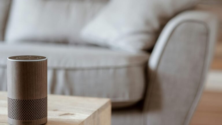 Smart Speaker (Alexa) auf Wohnzimmertisch – Symbolbild für Sprachsteuerung im Alltag