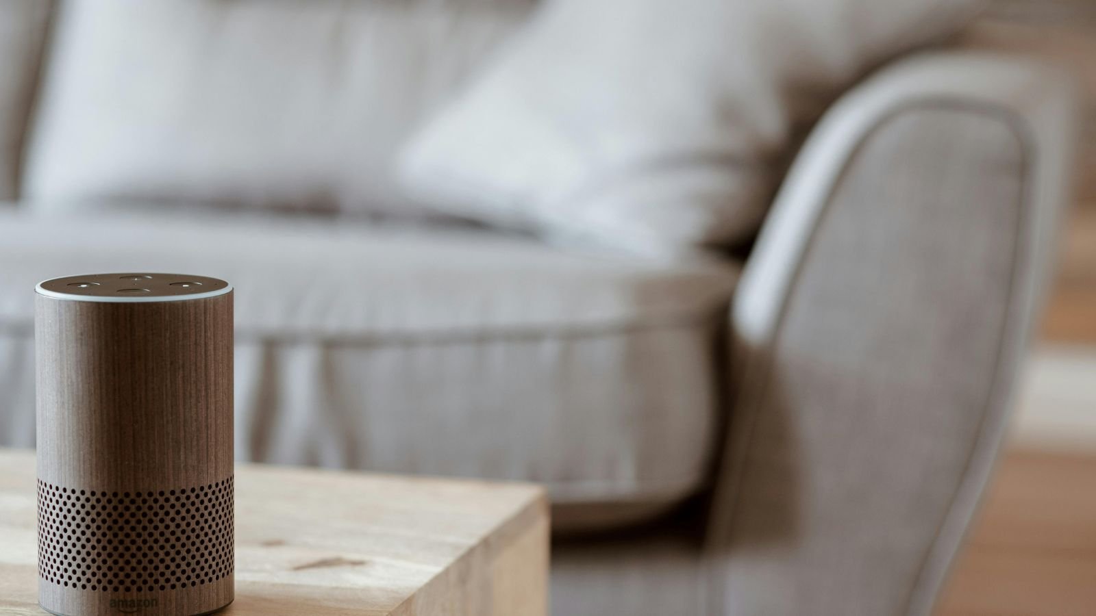 Smart Speaker (Alexa) auf Wohnzimmertisch – Symbolbild für Sprachsteuerung im Alltag
