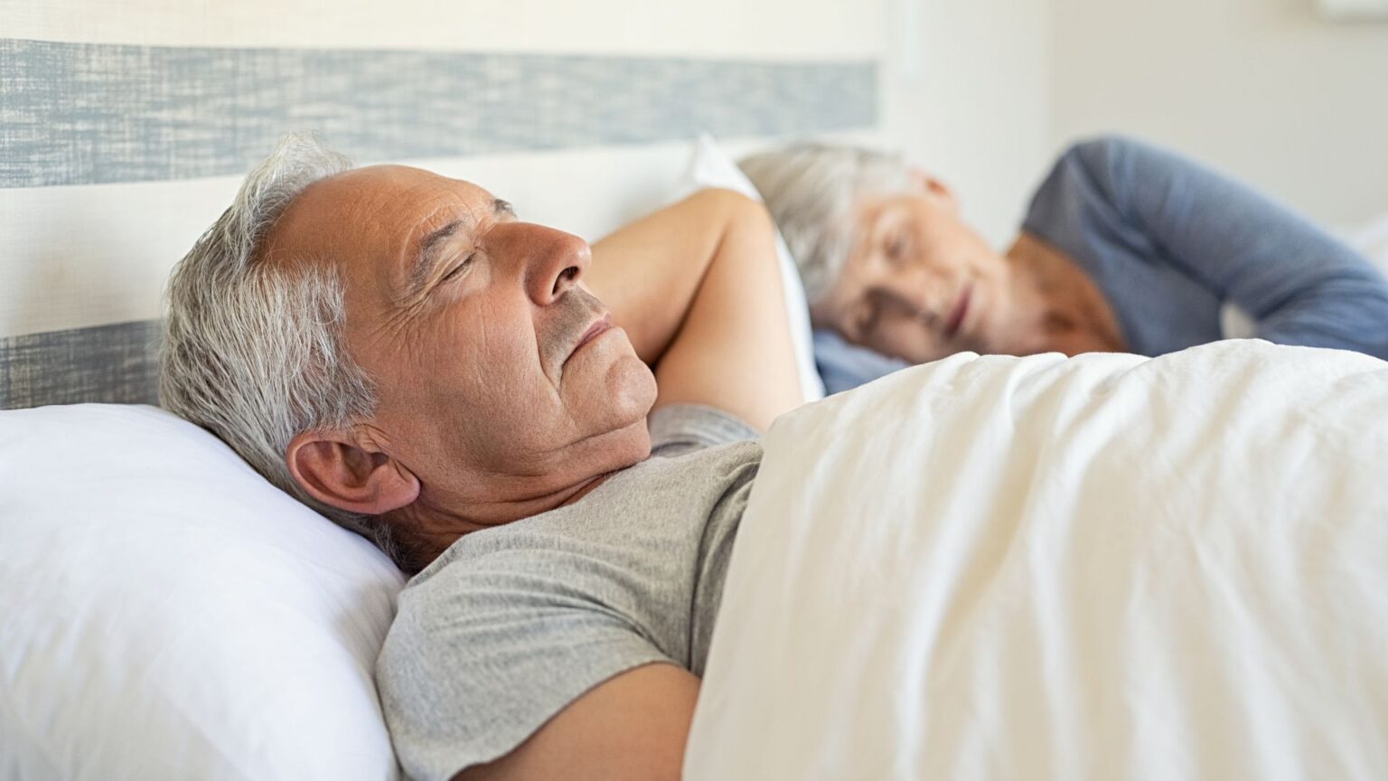 Ein Mann liegt im Bett und schläft