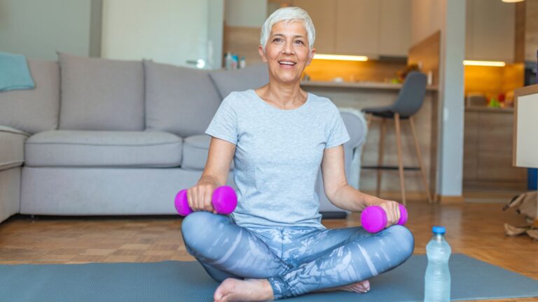 Eine Frau beim Training zuhause