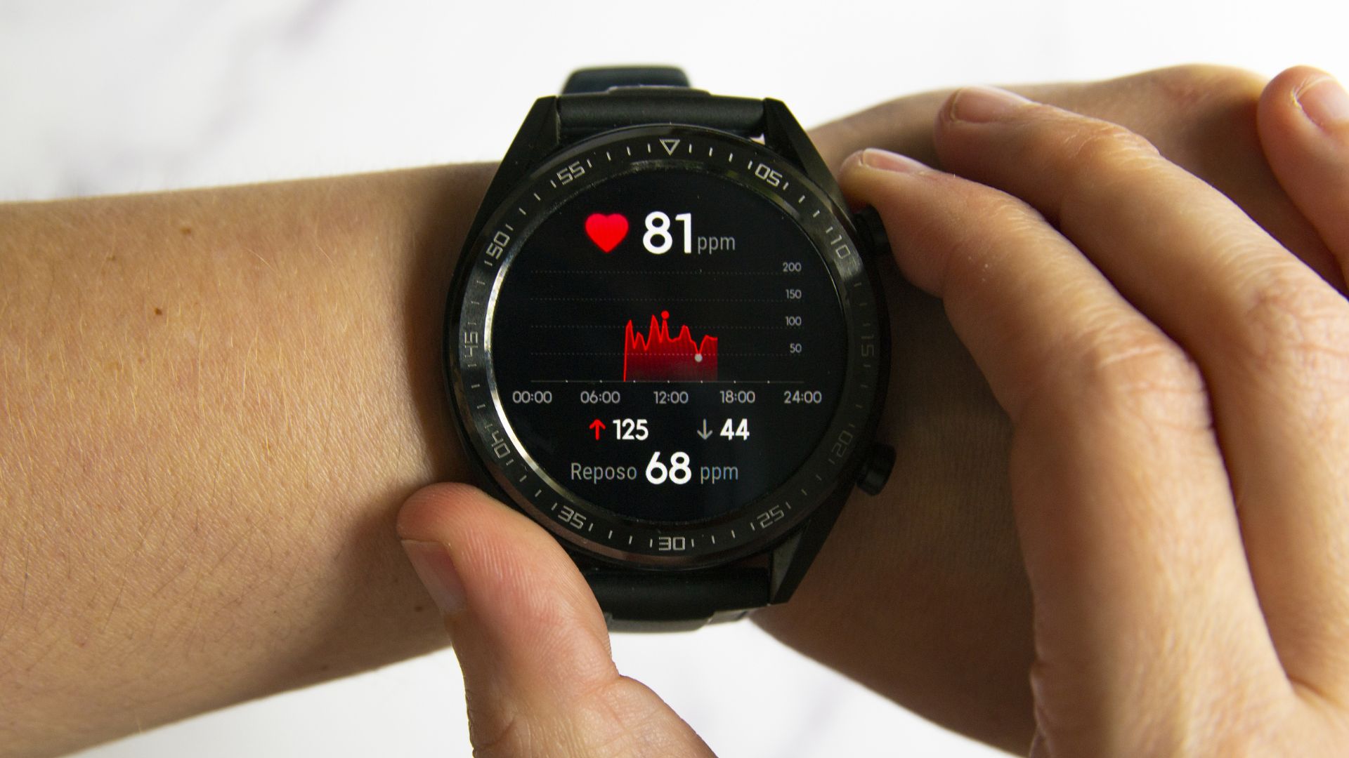 Apple Watch am Handgelenk mit EKG-Funktion zur Erkennung von Herzproblemen