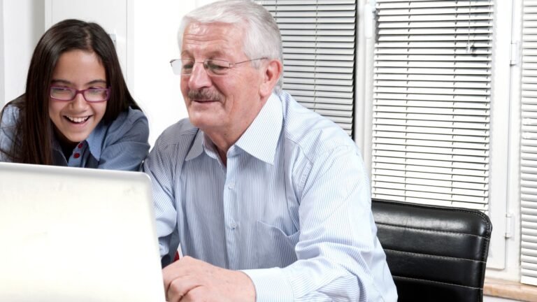 Tochter erklärt dem Vater das Notebook
