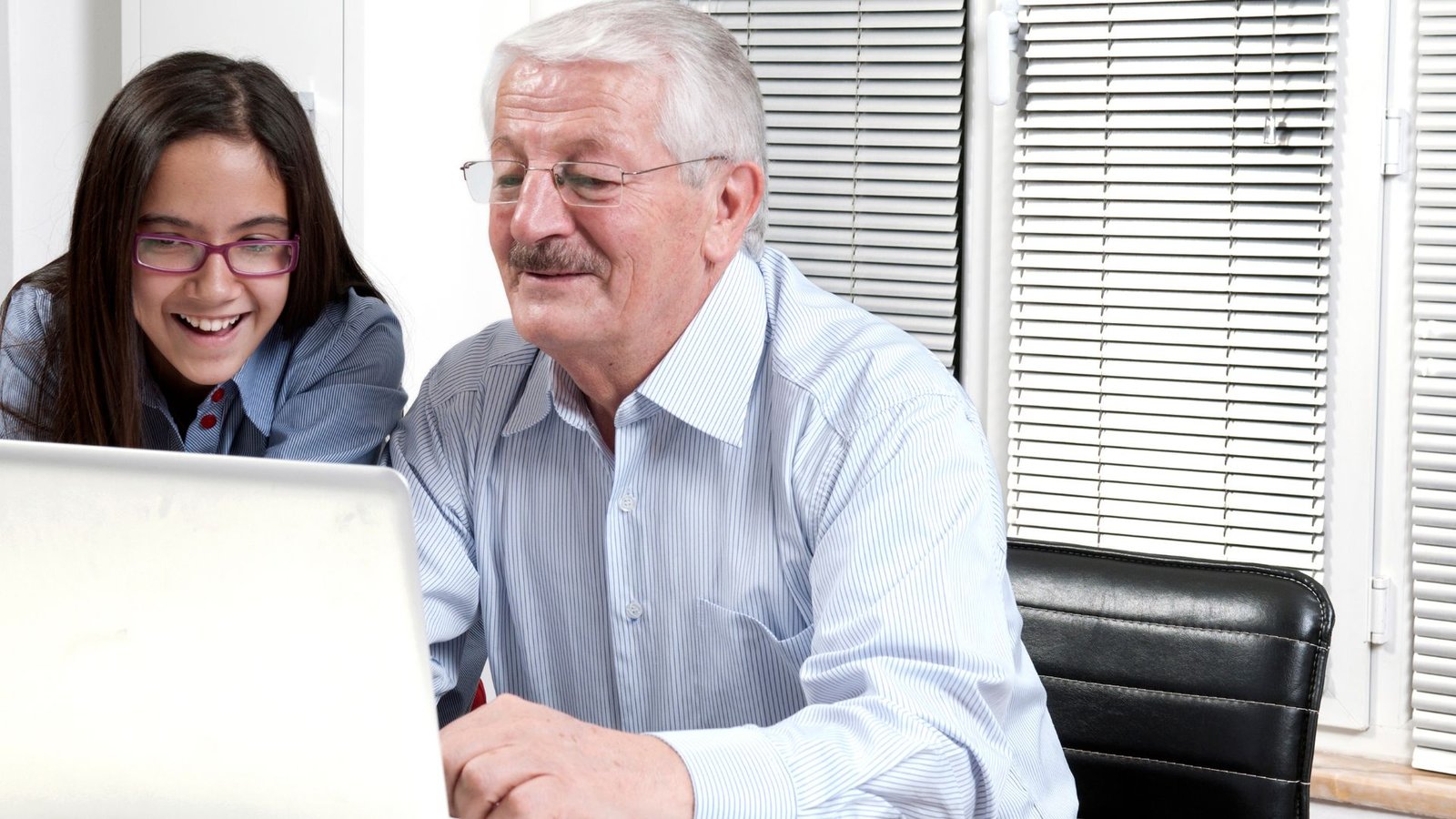 Tochter erklärt dem Vater das Notebook