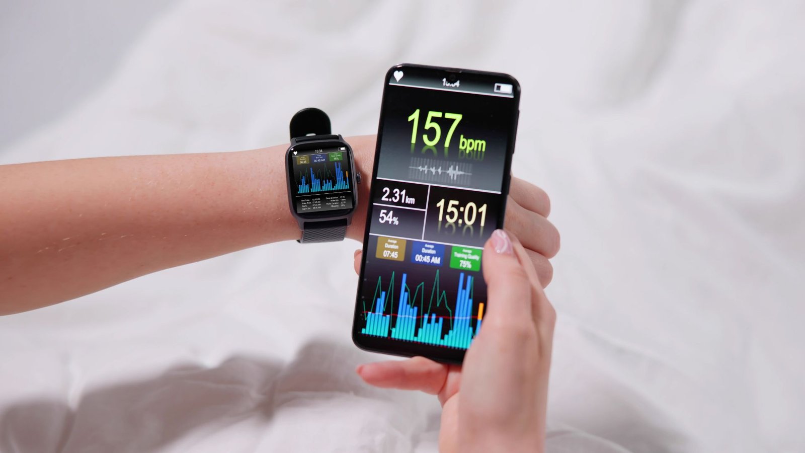 Smartwatch am Handgelenk und Handy
