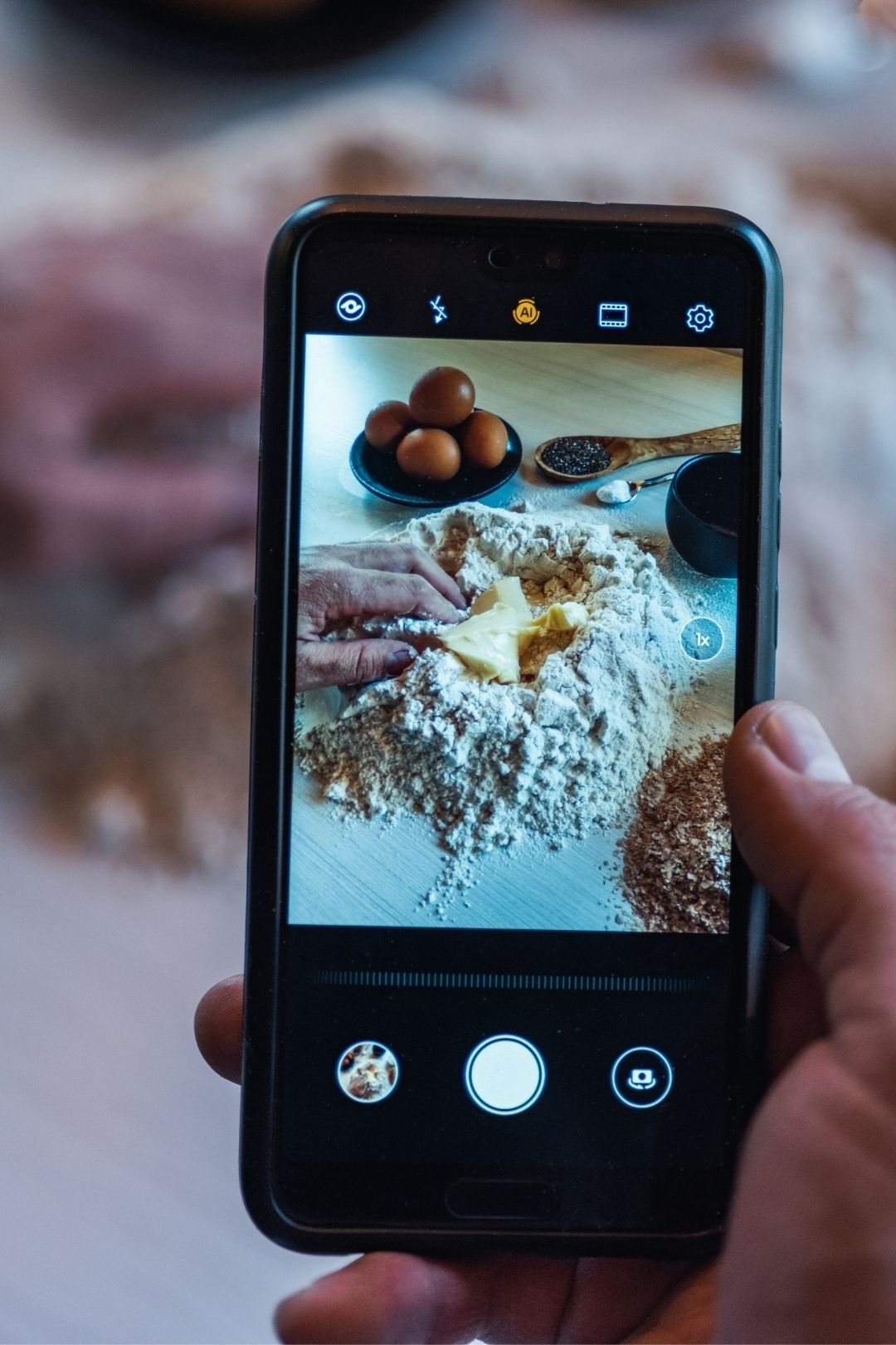 Handy fotografiert Backzutaten auf einem Tisch Handy fotografiert Backzutaten auf einem Tisch