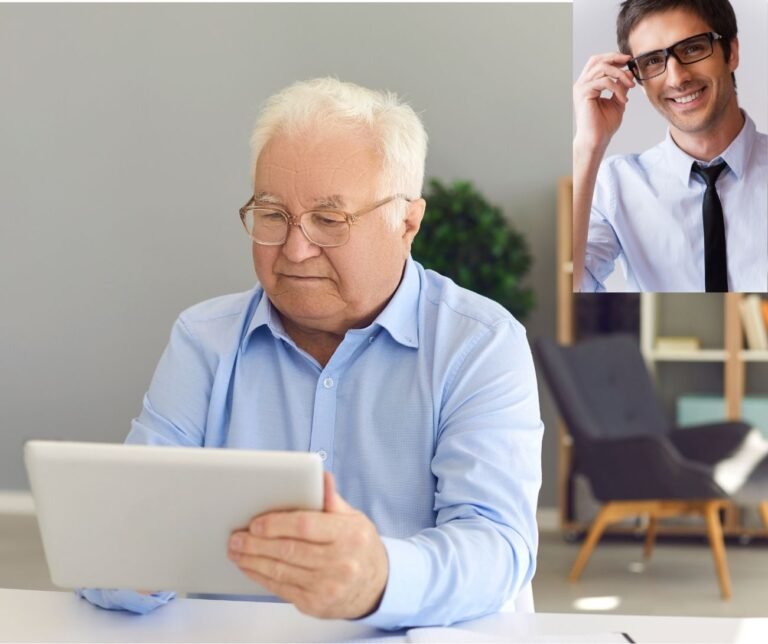 ein älterer Herr von dem Tablet probiert den KI Bot aus