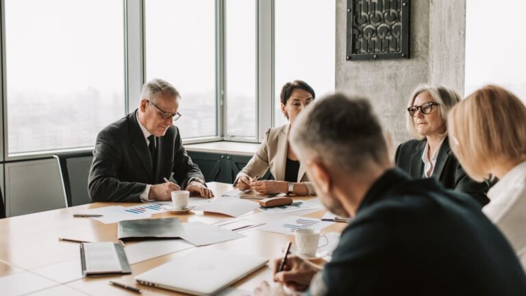 Besprechung im Büro am Konferenztisch