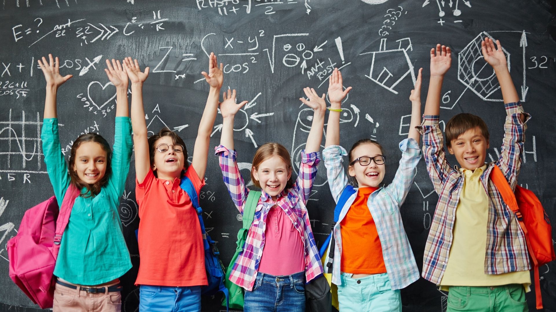 Kinder vor einer Schultafel