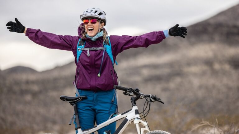 Fahrrad mit dem E-Bike am Strand