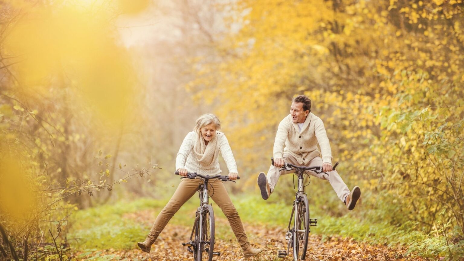 Ehepaar auf E-Bike entdeckt mit Outdooractive neue Radtouren in der Region