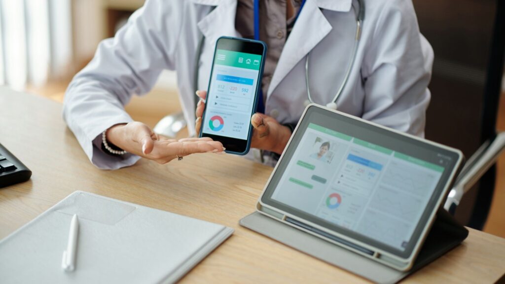 Patient beim Arzt der Gesundheitsapp empfiehlt