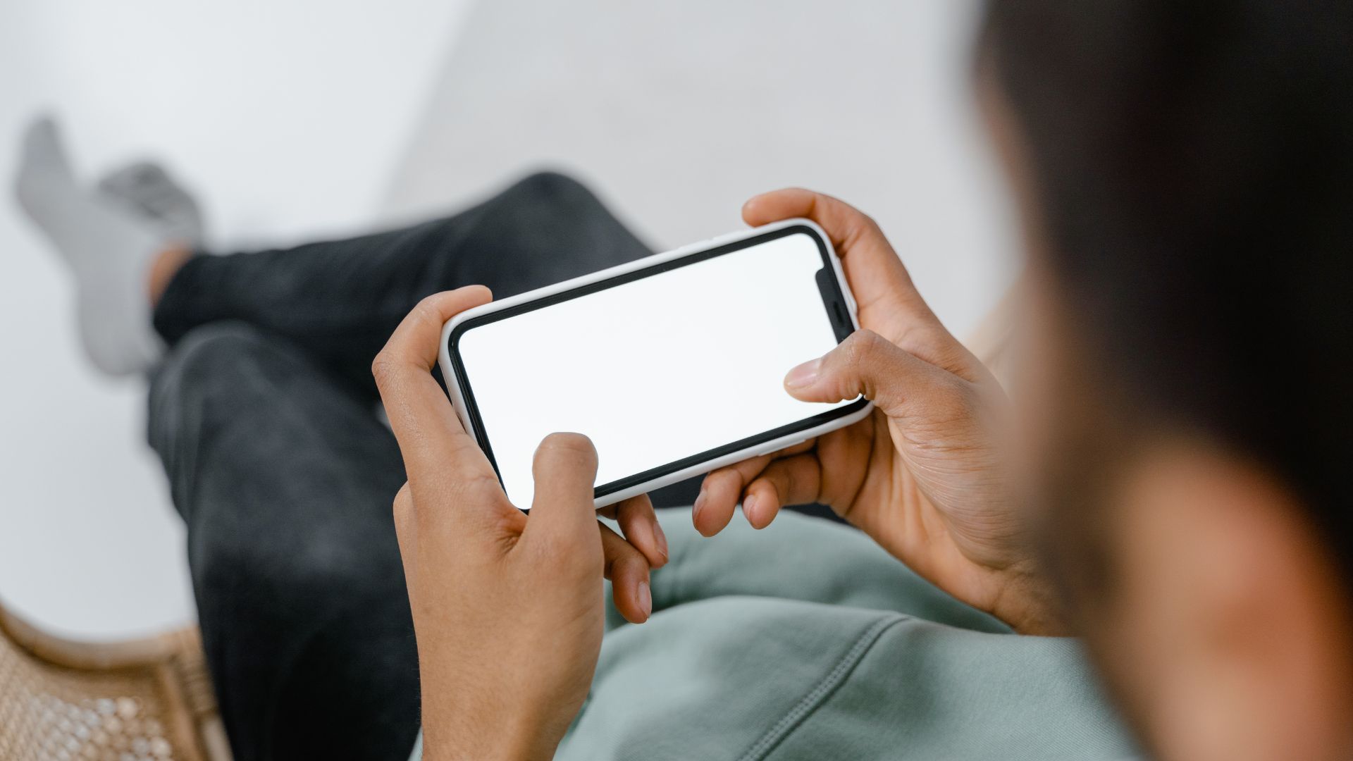 Hände halten ein Smartphone mit hellem Display