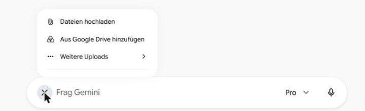 Geöffnetes Plus-Menü in Gemini mit den Punkten Dateien hochladen, Aus Google Drive hinzufügen und Weitere Uploads über dem Eingabefeld Frag Gemini