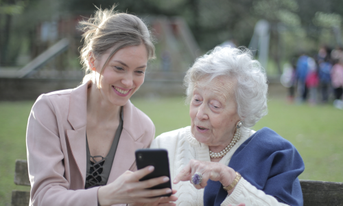 Angehörige Eltern Mutter und Tochter mit Tablet