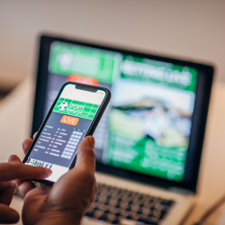 KI im Alltag nutzen – Beispielbild mit Handy und Laptop für digitale Anwendungen