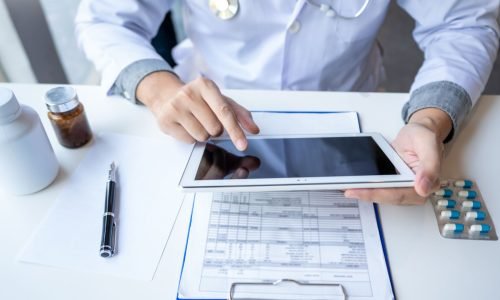 Gesundheitsdaten Gesundheitsdaten sicher speichern - Arzt, der Gesundheitsdaten eingibt