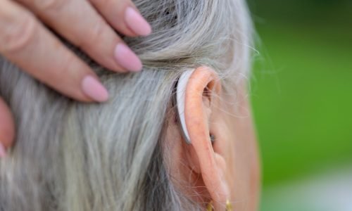 Schwerhörig Älterer Mensch mit Hörgerät