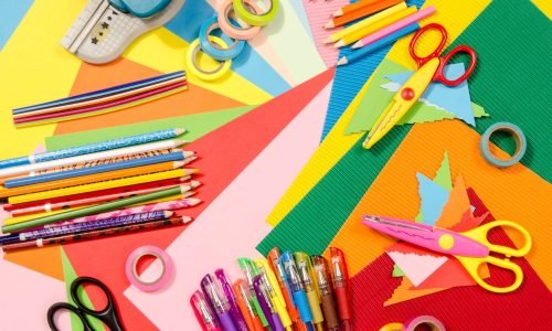 basteln Basteltisch mit bunten Materialien