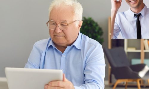 lernen ein älterer Herr von dem Tablet probiert den KI Bot aus