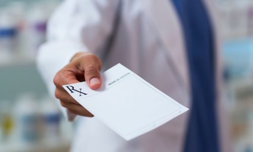 rezept Man sieht einen Arzt, der ein Rezept übergibt