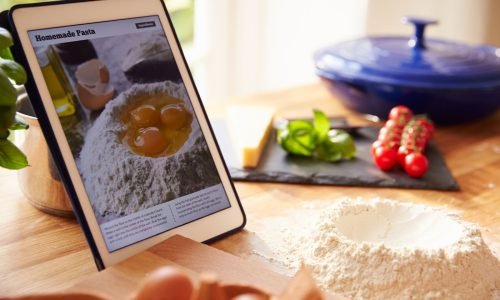 rezepte Symbolfoto - tablet mit Rezept