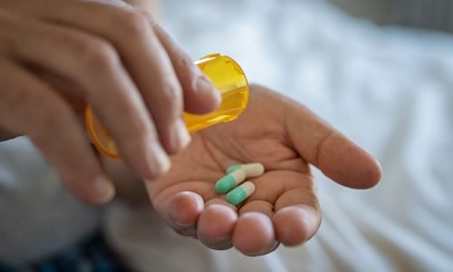 tabletten Ein Hand, die Medikamente erhält bzw. hält